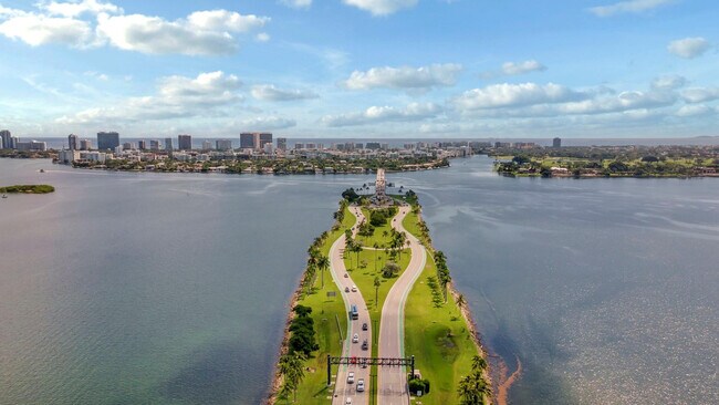 Primary Photo - 11930 N Bayshore Dr