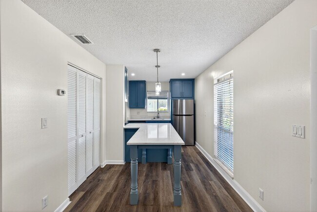 Building Photo - Cozy unfurnished, 2 Bedroom, 1 Bathroom, Condo