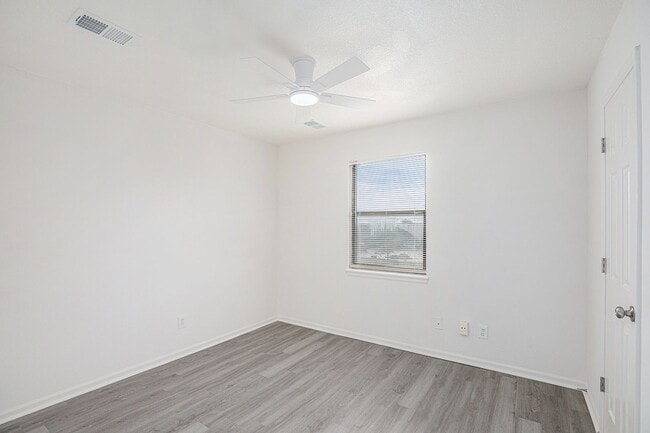 Building Photo - Beautiful 2-bedroom in the heart of Raymore!
