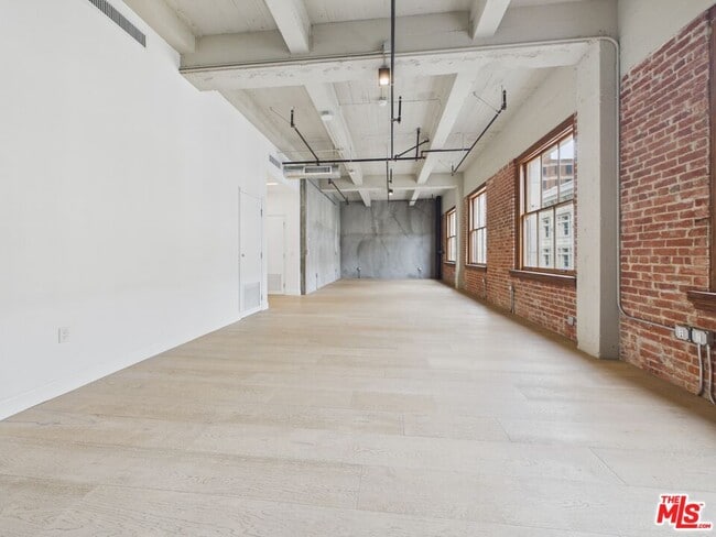 Building Photo - 808 S Broadway