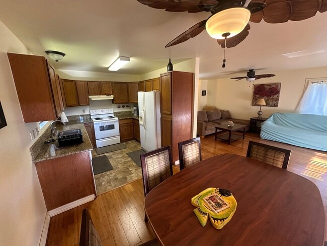 Building Photo - 3/2 House W/ 1/1 Cottage