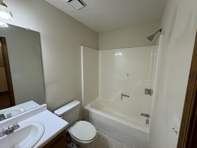 Building Photo - Spacious 2-Story Townhome-Style Apt on S. Montgomery | 2 Bed 2.5 Bath Near MSU