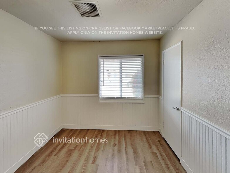 Building Photo - 2627 N 70th Pl