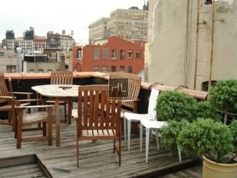 Building Photo - Mott Street