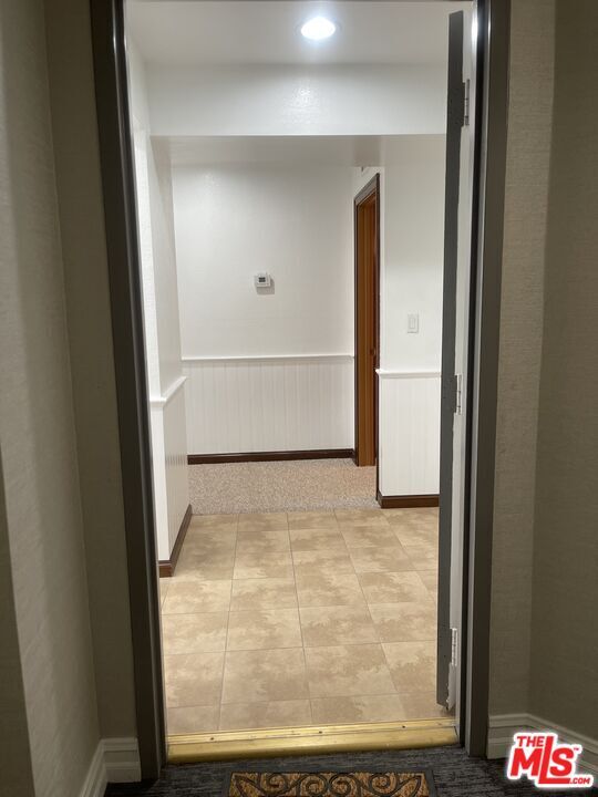 Building Photo - 906 N Doheny Dr