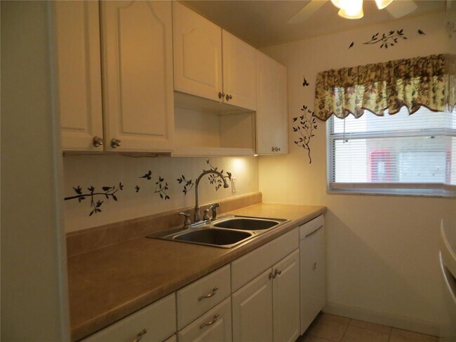Building Photo - 2750 E Bay Dr