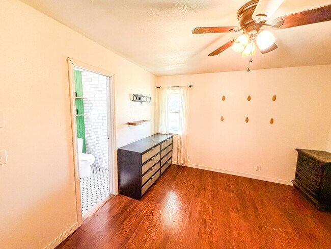 Building Photo - Fully Renovated Modern Farmhouse in Quiet Jennings