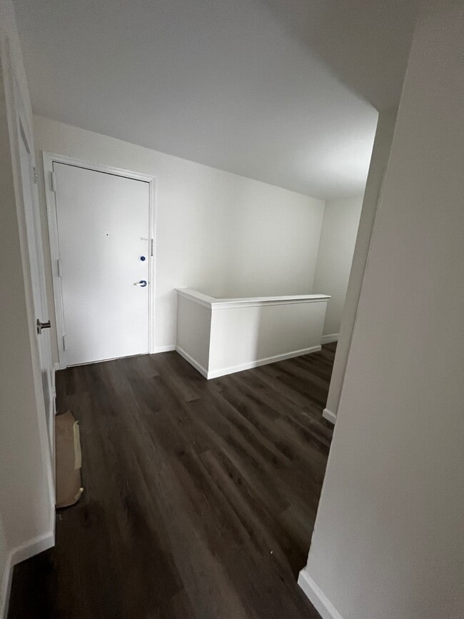 Building Photo - 121 Wellington Ct