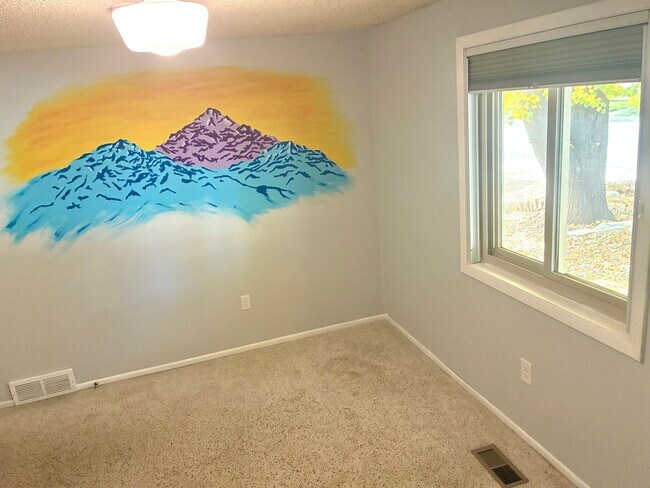 Building Photo - Beautiful open floorplan - 3 Bedroom/ 2 Ba...