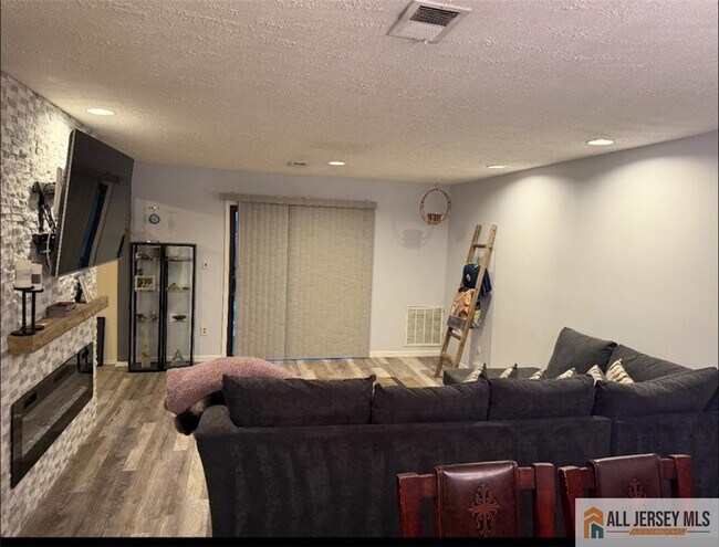 Building Photo - 306 Sharon Garden Ct