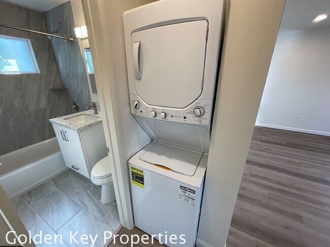 Building Photo - Remodeled 2-bedroom, 1 bathroom apartment blocks from the sand in Encinitas!