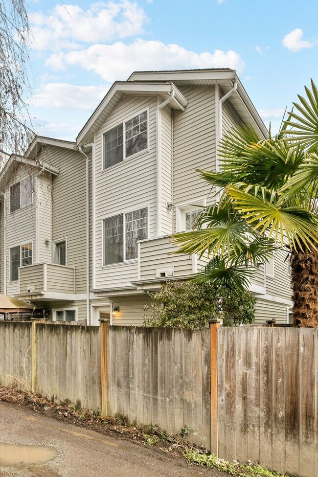 Building Photo - 2bd/1.5ba Seattle Townhouse