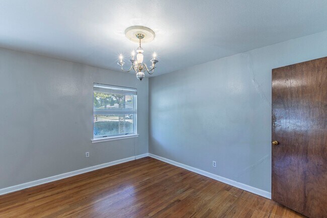 Building Photo - Stylish & Spacious 3-Bed Home