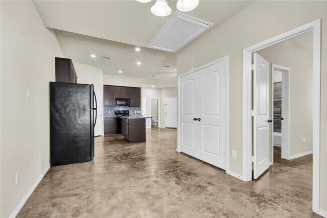 Building Photo - 15841 Beechnut Dr