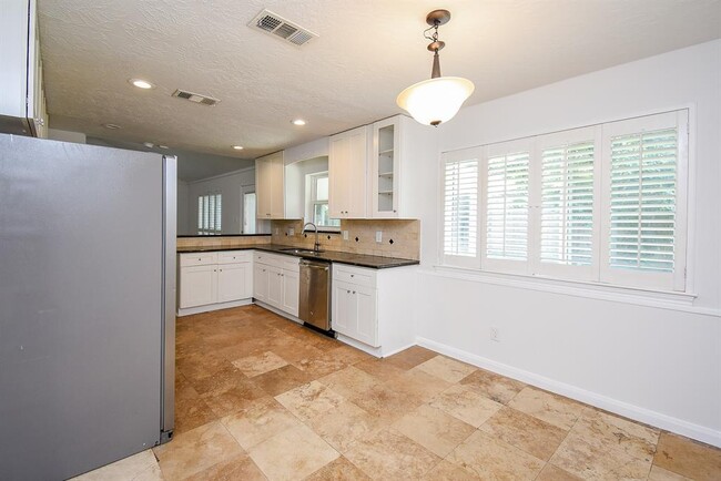 Building Photo - 154 Squires Bend