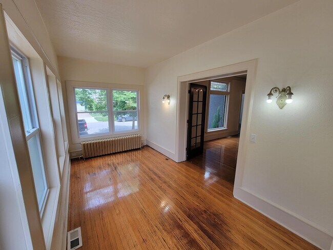Building Photo - 508 Maple Ave