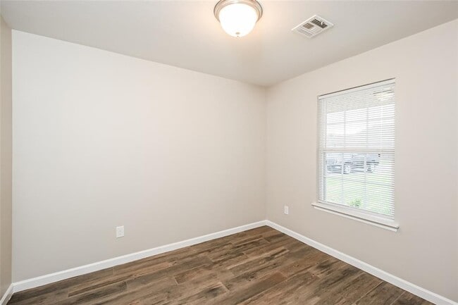 Building Photo - 7108 Meadow Lake Dr