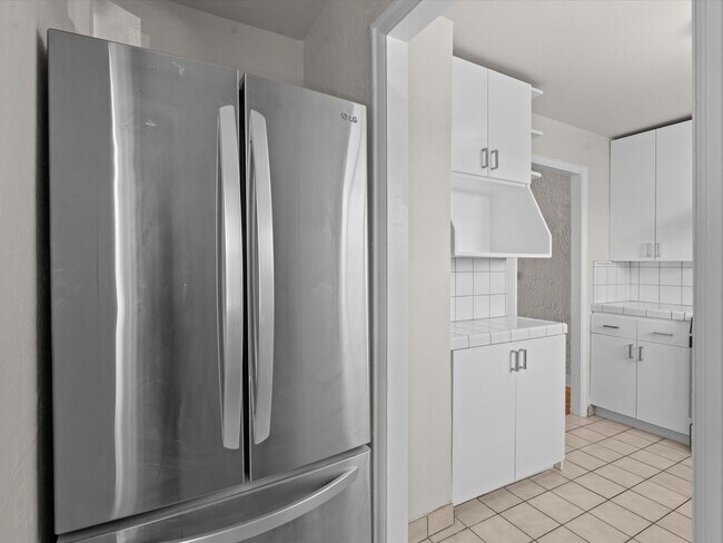 Building Photo - 2 bed, 1 bath with built in office near UNR