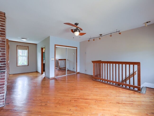 Building Photo - Large 2BR/2BTH house on Penn St!