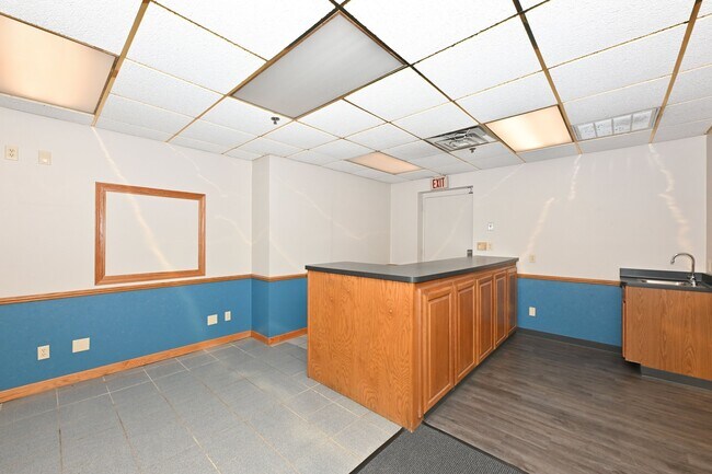 Building Photo - 2121 S 55th St