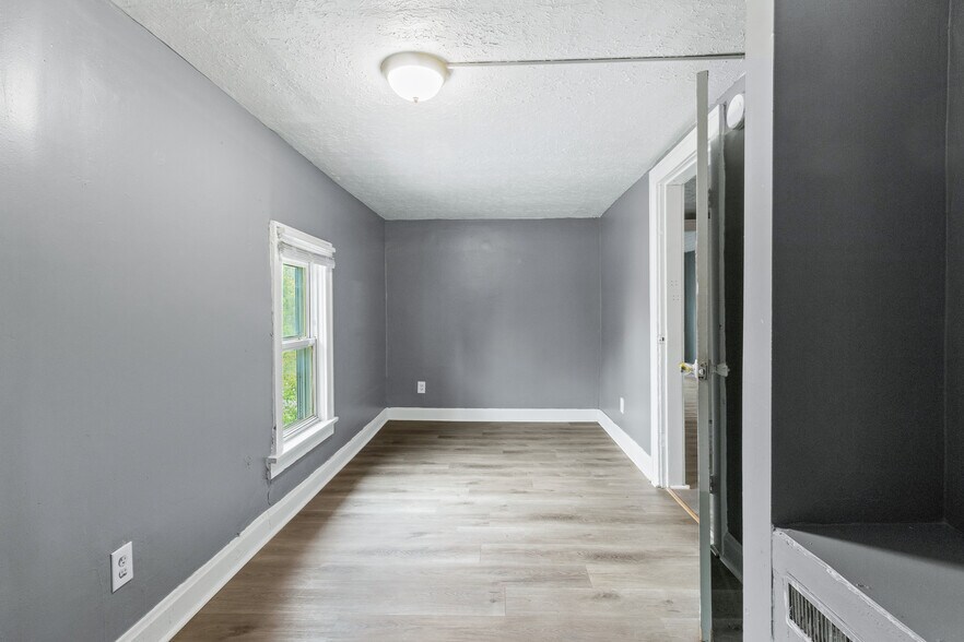 Building Photo - 977 E 17th Ave