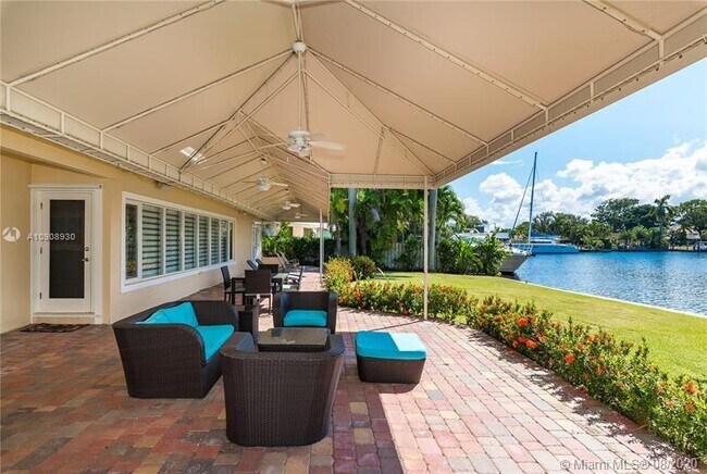 Building Photo - 1223 Seminole Dr