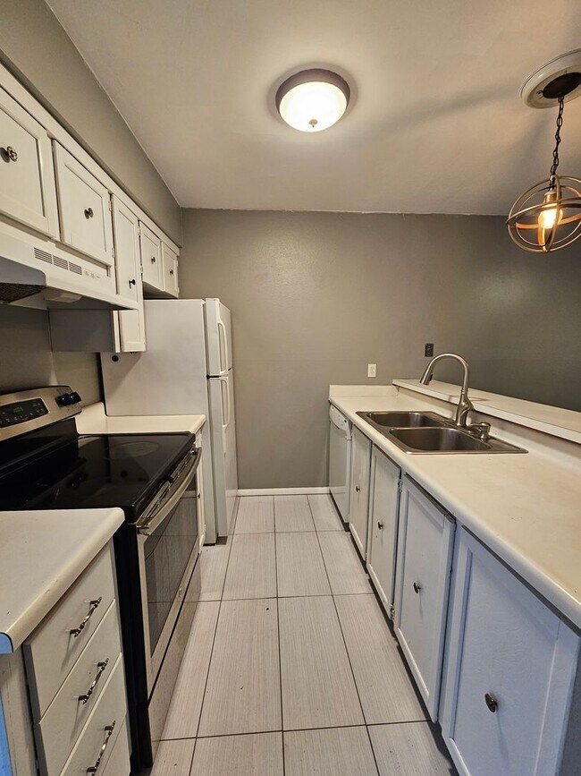 Building Photo - (2) Bed/(2) Bath with View of OU Golf Course in Cardinal Creek AVAIL NOW!