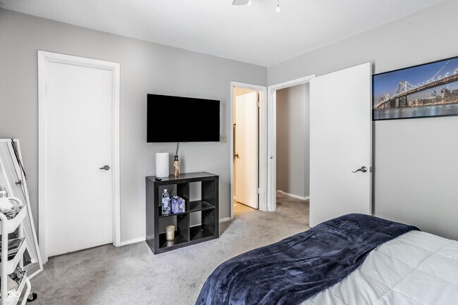 Building Photo - 5516 Greenview Dr
