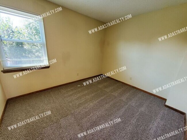 Building Photo - Spacious Duplex in Blue Valley-Available N...