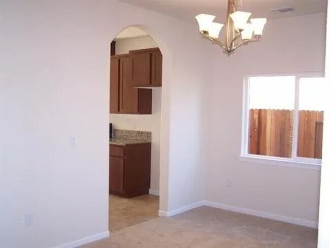 Building Photo - 4 bedroom, 2 bath house with a bonus room