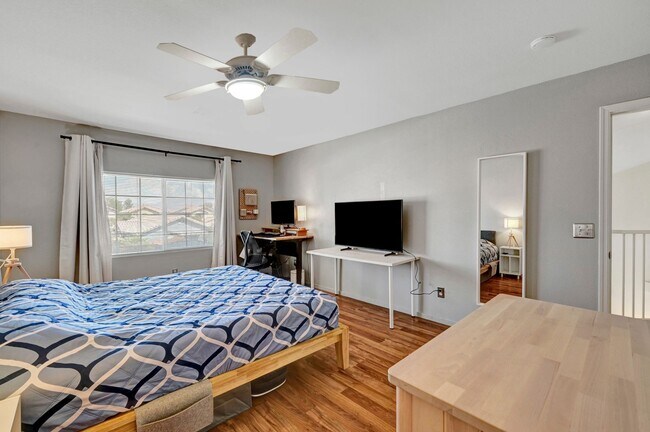 Building Photo - 2 Bedroom Condo w/ Patio & 1 Car Attached ...