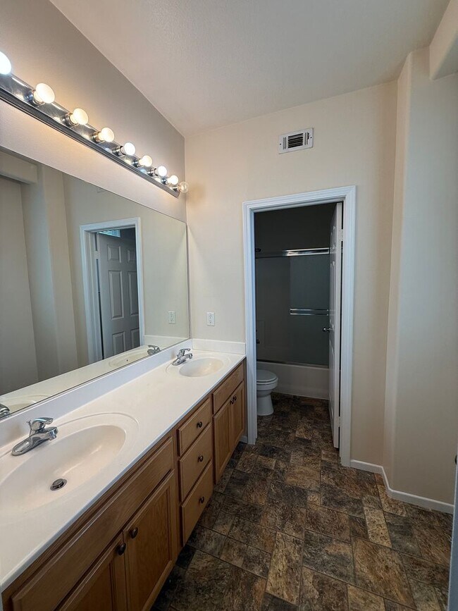 Building Photo - 1147 Azalea Way