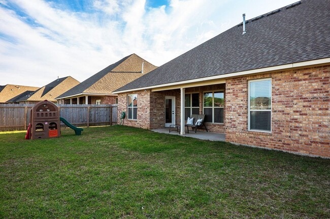 Building Photo - 324 Camelback Dr