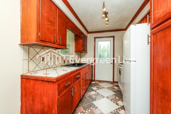 Building Photo - 1101 Rossiter Dr