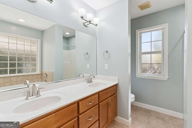 Building Photo - 106 Buntin St