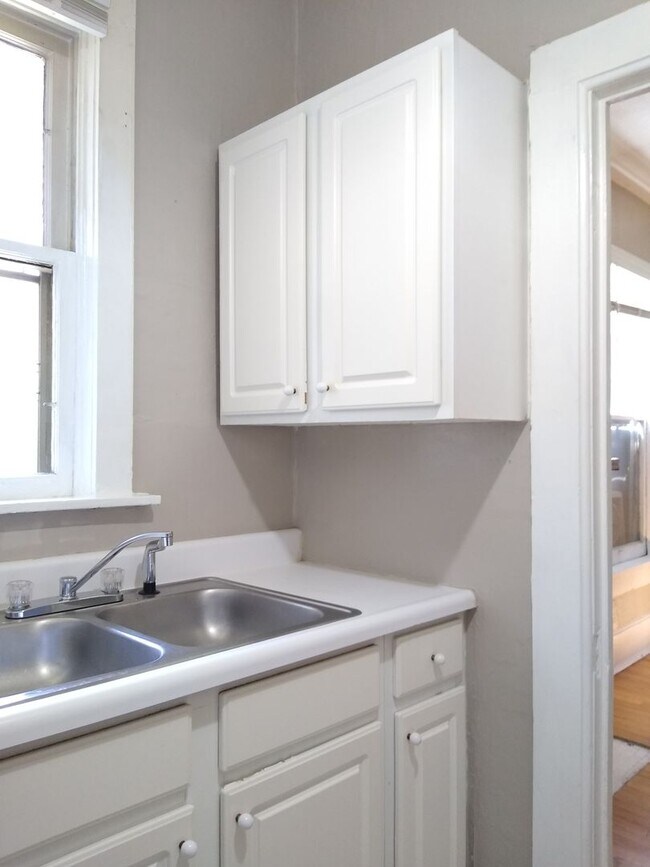 Building Photo - Top Floor 1 Bedroom in Historic Capitol Hill