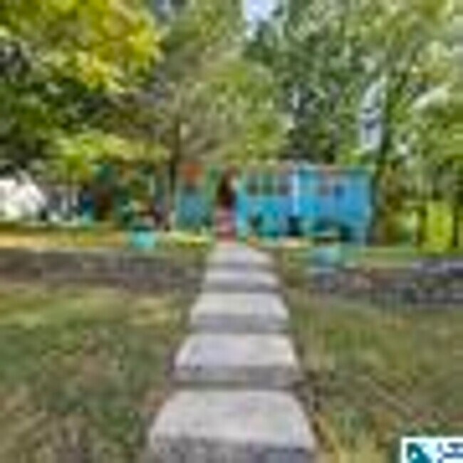 Building Photo - Charming 4 Bedroom, 1 Bathroom house