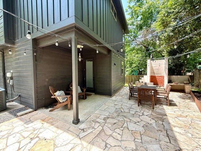 Building Photo - Gorgeous & modern free-standing home in ‘02!