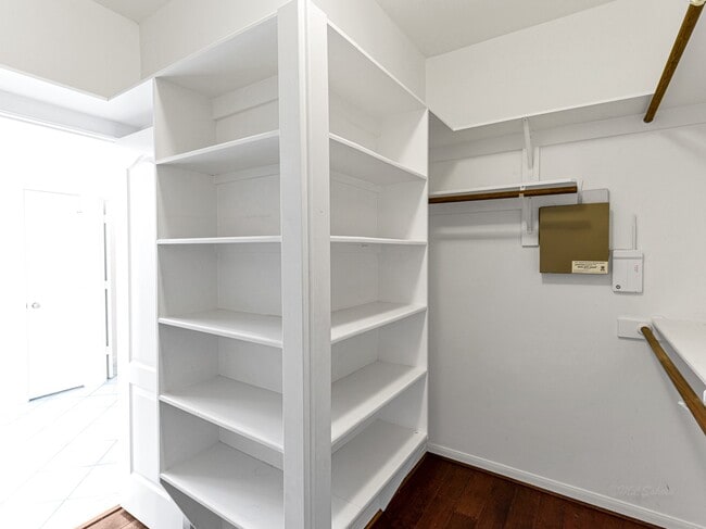 Building Photo - 5407 Lake Pl Dr