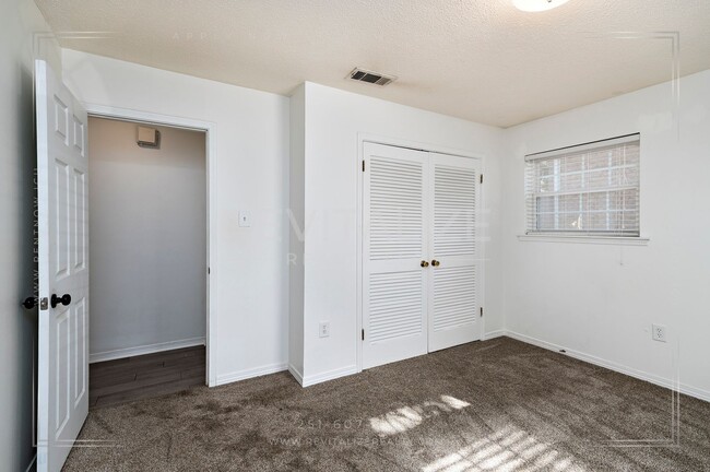 Building Photo - Immaculate 3BR / 2BA Home in Carriage Hills