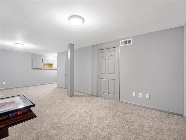 Building Photo - 6265 Lakeview Dr