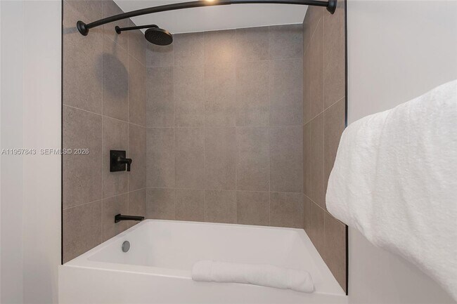 Building Photo - 121 NE 5th St