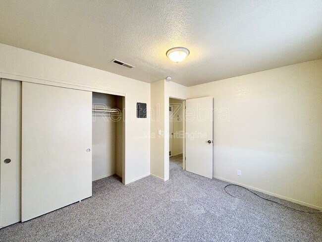 Building Photo - 563 W 12th St