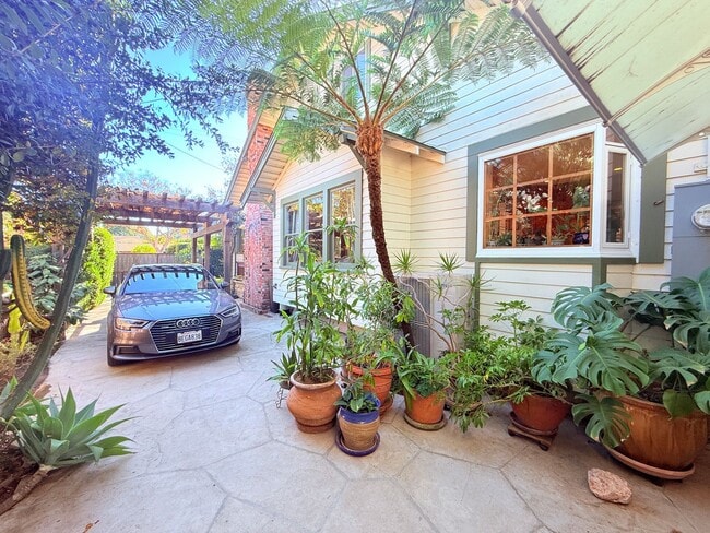 Building Photo - FULLY FURNISHED 30+ RENTAL IN SANTA BARBARA, Owner prefers 6-12 lease | Pet Friendly House