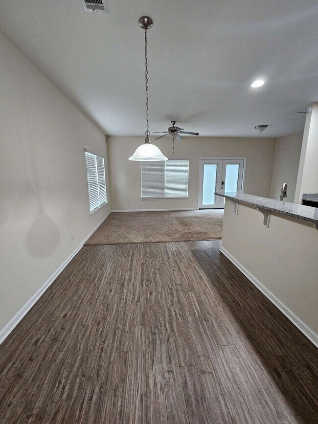 Building Photo - Luxury Townhouse in Richmond Hill.  Get Bu...