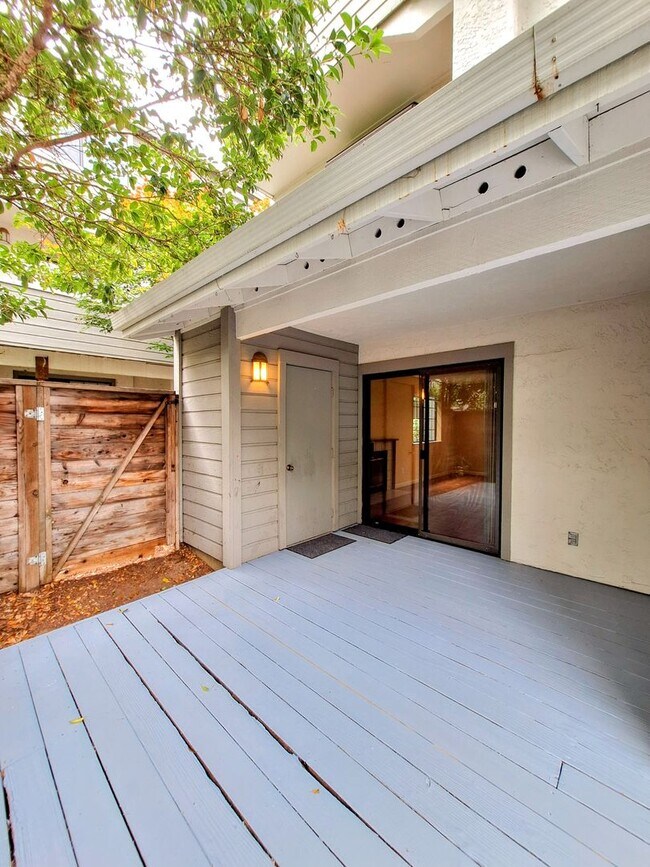 Building Photo - Refurbished Condo on 1st Floor With Laundry, Patio, Garage; Next to Pool!