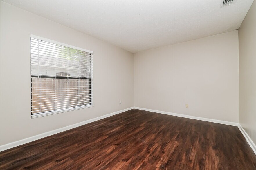 Building Photo - 2303 Willow Branch Ave