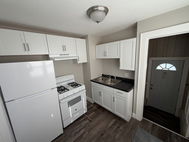 Building Photo - 405 Rock St