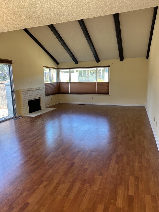 Building Photo - 175 Oak Island Dr
