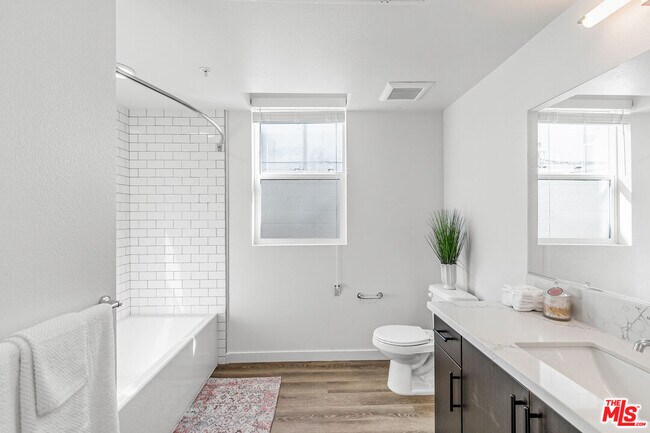 Building Photo - 10824 Blix St